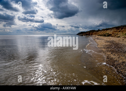 Wolken über einem Strand auf mersea Island, Essex, Großbritannien. Stockfoto