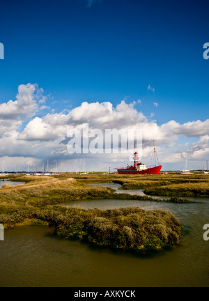 Tollesbury Marina Essex - ein altes Feuerschiff mit einem leuchtend roten Rumpf in Tollesbury Marina in Essex. Stockfoto