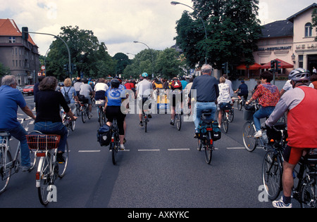 Berlin-Radfahrer in der Stadt s jährlichen Fahrrad Demonstration teilnehmen Stockfoto