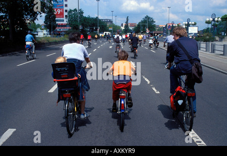 Berlin-Radfahrer in der Stadt s jährlichen Fahrrad Demonstration teilnehmen Stockfoto