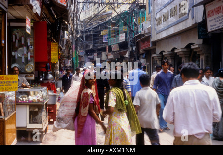 Mädchen in den Massen von Chandni Chowk Markt in Delhi, Indien Stockfoto