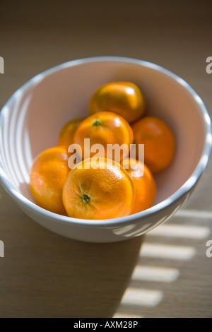 SCHÜSSEL MIT SATSUMAS AUF EINER KÜCHENARBEITSPLATTE Stockfoto