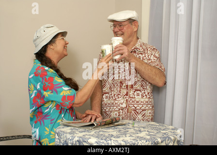 Paar, toasten mit Kaffeetassen Stockfoto