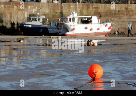 Gestrandeter Boote im Hafen von St. Ives in Cornwall Stockfoto