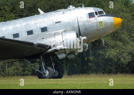 Altes Flugzeug Douglas DC-3 Dakota (c-47), während ein französischer Oldtimer Flugschau in La Ferte Alais Stockfoto