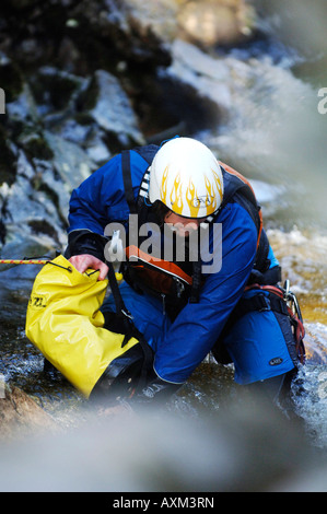 Canyoning aus Bergsteiger versucht, robuste Terrrains in Pitlochry Perthshire Schottland zu überqueren Stockfoto