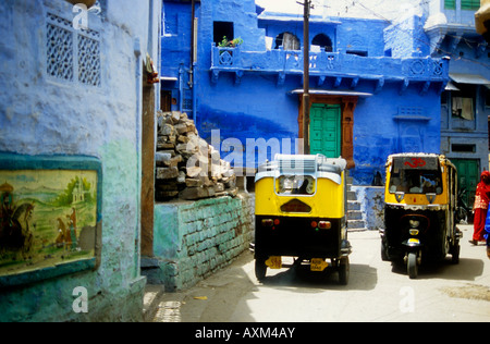 Auto-Rikschas vor einem blauen Haus in Jodhpur in Indien Stockfoto