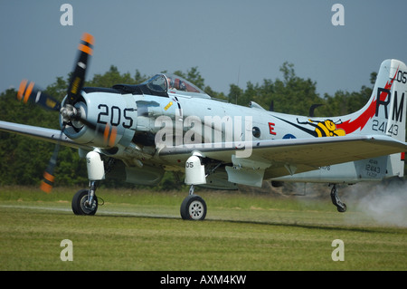 Douglas AD-4N Skyraider Landung, französische Oldtimer Flugshow, La Ferte Alais, Frankreich Stockfoto