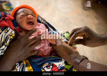 Ein Kind erhält eine Impfung gegen Tuberkulose, Benin, Afrika Stockfoto