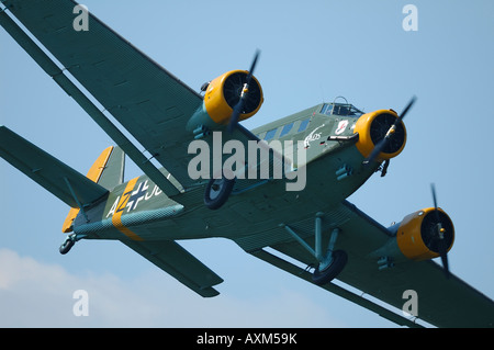 Alte deutsche Fracht und Transport Flugzeug Junkers Ju-52 während des Fluges, Französisch Oldtimer Flugschau in La Ferte Alais, Frankreich Stockfoto