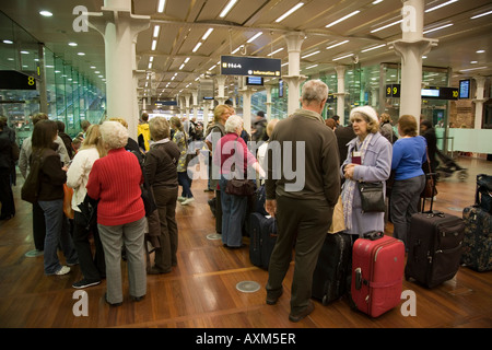 Passagiere warten zu Board-Zug-Dienst an der Kings dürfen Cross / St. Pancras Eurostar internationale Station. London. VEREINIGTES KÖNIGREICH. Stockfoto