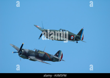 Alten WWII Kämpfer: hinunter, Curtiss Hawk H 75 und bis Morane MS-406 (auch Ref D-3801) während französische Oldtimer Flugshow, La Ferte Alais Stockfoto