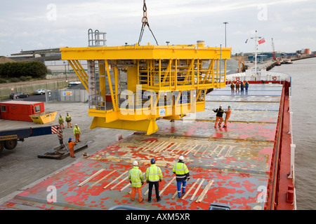 Rig-Plattform Einheit der Verladung in Container-Schiff bei Yarmouth Stockfoto