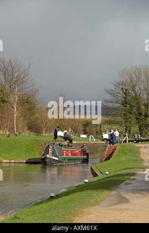 Schmale Boot aus der Schleuse von Marsworth Stockfoto