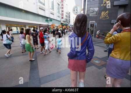 Shopper, vorbei an modernen Statuen, Chengdu Stockfoto