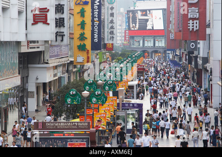 Käufer zu Fuß entlang der Fußgängerzone, Chengdu, China Stockfoto