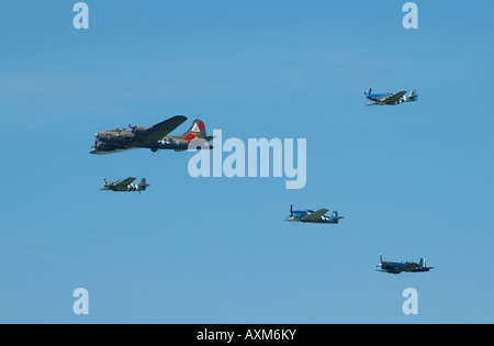 Französische Oldtimer Airshow in La Ferte Alais - Bildung von amerikanischen Flugzeugen verwendet während des zweiten Weltkrieges in Europa Stockfoto