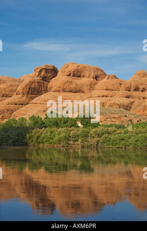 Colorado River von der Kali-Straße mit Navajo Sandstein Stockfoto