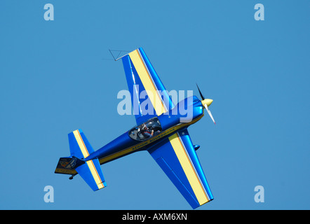 Französischen Kunstflug Flugzeug Mudry Cap 232 im asymmetrischen Flug, Air show in Haguenau, Frankreich, Elsass Stockfoto