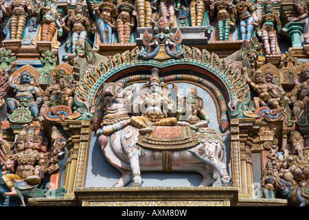 Hindu-Gottheit und Tierfigur, geschnitzt, Meenakshi Tempel, Madurai, Tamil Nadu, Indien Stockfoto