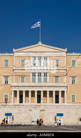 Die griechische Flagge über dem neoklassischen Parlament, durch den Evzones der Präsidentengarde in der Vorplatz, Athen, Griechenland Stockfoto