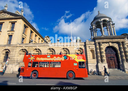 City Sightseeingbus außerhalb Queens College, Oxford, England