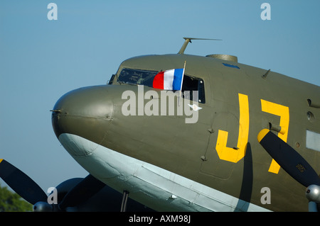 Altes Flugzeug Douglas DC-3 Dakota (c-47) mit der französischen Flagge auf dem Cockpit während einer französischen Oldtimer Flugschau in La Ferte Alais Stockfoto