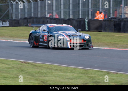 Aston Martin DBRS9 Sport-Rennwagen in der britischen GT-Meisterschaft in Oulton Park Motor Racing Circuit Cheshire England UK Stockfoto