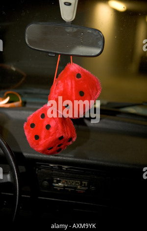 große Plüsch-Würfel in ein Cabrio Stockfotografie - Alamy