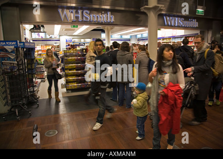 Fahrgäste außerhalb W H Smith Kiosk an der Kings Cross / St. Pancras Eurostar internationale Station. London. VEREINIGTES KÖNIGREICH. Stockfoto