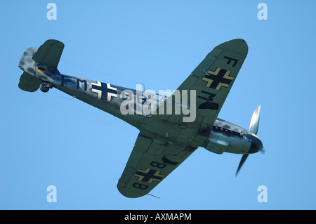 Alten WW II deutscher Jäger Messerschmitt Me 109 g-6 (Bf) während des Fluges während französische Oldtimer Flugschau in La Ferte Alais, Frankreich Stockfoto