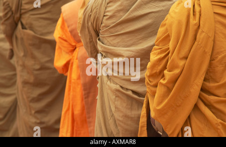 Nahaufnahme von Mönchen Roben während morgen Almosen, Wat Phu Stockfoto