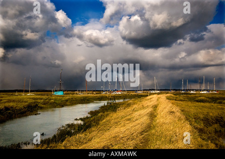 UK Wetter - dDramatic regen wolken Tollesbury Marina in Essewx. Stockfoto