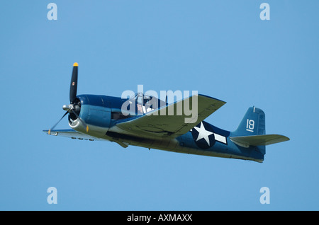 Grumman Hellcat F6F fliegen während französische Oldtimer Flugschau in La Ferte Alais, Frankreich Stockfoto