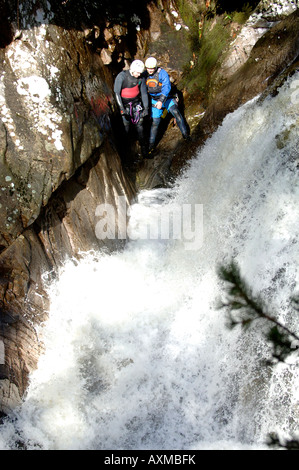 Canyoning aus Bergsteiger versucht, robuste Terrrains in Pitlochry Perthshire Schottland zu überqueren Stockfoto