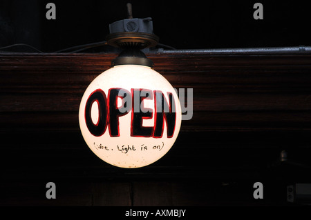 Beleuchtung-Globus montiert Ouside eine bar Stockfoto