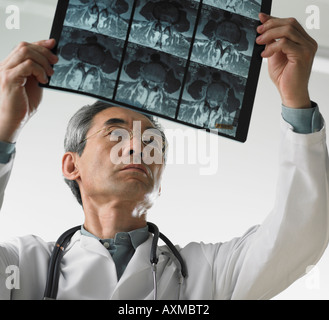 Männlichen Arzt Röntgenstrahlen betrachten Stockfoto