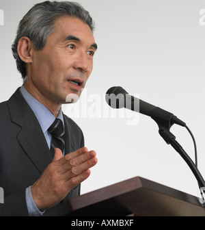 Senior asiatischen Geschäftsmann Podium anlässlich Stockfoto