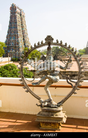 Nataraja, tanzen Haltung des hinduistischen Gott Shiva und einem Gopuram Meenakshi Tempel, Madurai, Tamil Nadu, Indien Stockfoto