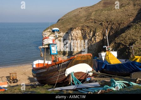 Kleine lokale Fischerboote am Strand im Winter North Landing Flamborough East Yorkshire England Großbritannien GB Großbritannien Stockfoto