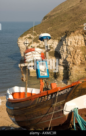 Hölzerne Fischerboot schließen North Landing Strand im Winter Flamborough East Yorkshire England Vereinigtes Königreich GB Großbritannien Stockfoto