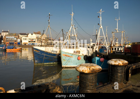 Angeln Trawler Boote Trawler Boot im Winter Bridlington Harbor East Yorkshire England UK Vereinigtes Königreich GB Großbritannien Stockfoto