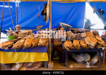 Frauen verkaufen Trockenfisch auf Pier Markt Fischen Dorf von La Libertad auf pazifische Küste von El Salvador Stockfoto