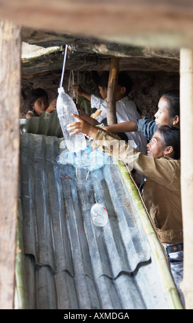 Menschen sammeln Weihwasser vom Frühling, Wat Phu Champasak Stockfoto