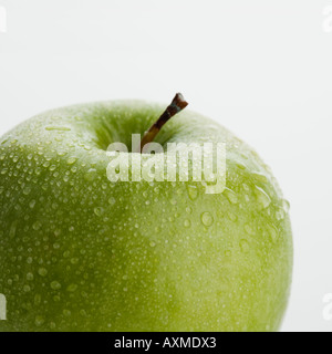 Nahaufnahme von Apple mit Wassertropfen Stockfoto