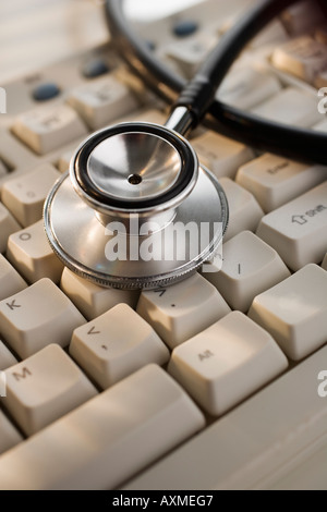 Nahaufnahme von Stethoskop auf Computer-Tastatur Stockfoto