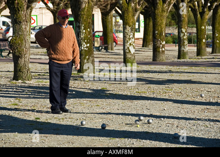 Stock Foto von einer Gruppe von Männern spielen Boccia Boule in St. Junien Frankreich Stockfoto