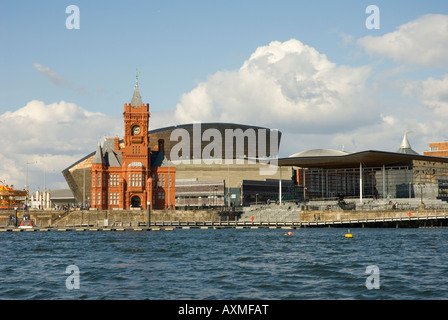 Cardiff Bay, Blick auf das Pierhead Gebäude angrenzend an die walisische Parlamentsgebäude mit dem Millenium Centre im Hintergrund Stockfoto