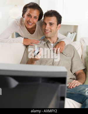 Paar auf Sofa vor dem Fernseher Stockfoto