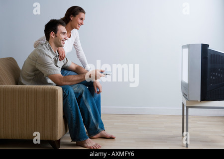 Paar auf Sofa vor dem Fernseher Stockfoto